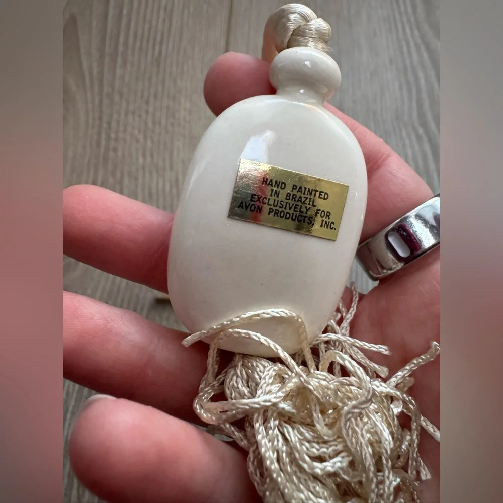 Vintage 1970s Avon "Tender Blossoms" hand-painted ceramic pendant necklace - Picture 4 of 4